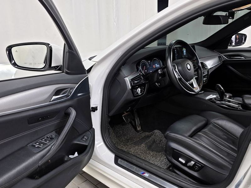 2018 BMW 5 Series 530i M Sport Package photo 10