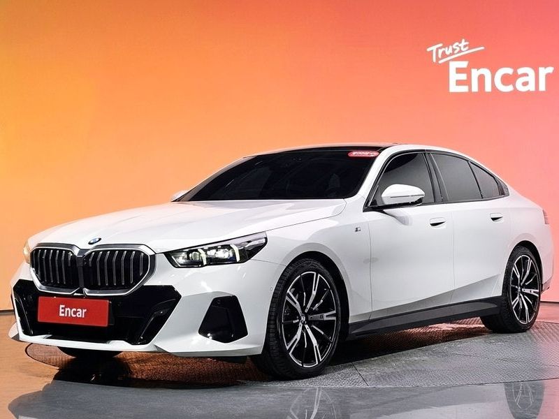2025 BMW 5 Series 530i xDrive M Sport photo 1