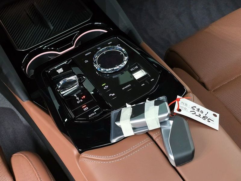 2025 BMW 5 Series 530i xDrive M Sport photo 9