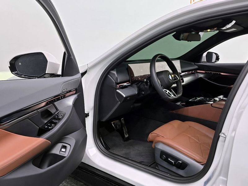 2025 BMW 5 Series 530i xDrive M Sport photo 10
