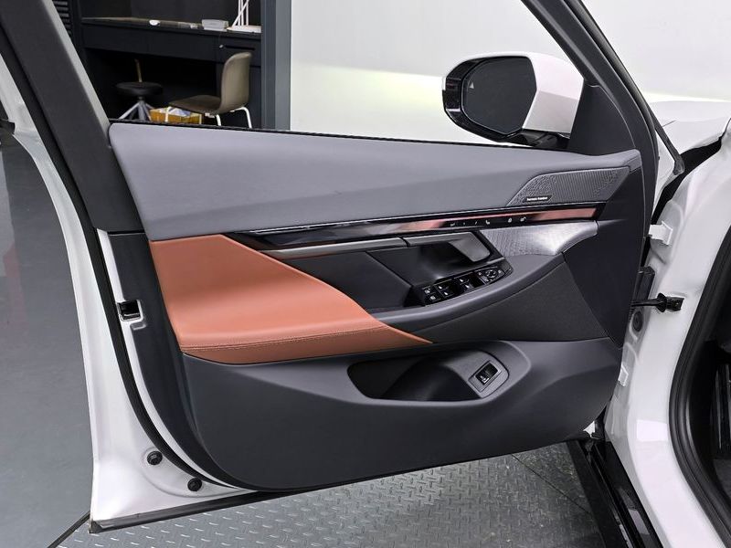 2025 BMW 5 Series 530i xDrive M Sport photo 24
