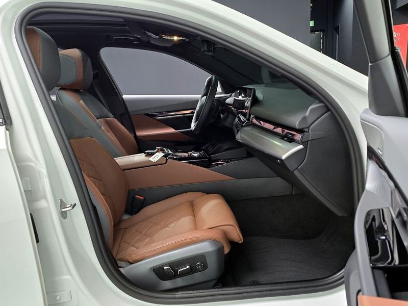 2025 BMW 5 Series 530i xDrive M Sport photo 26