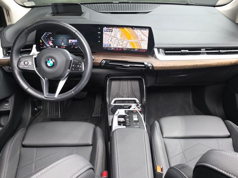 2023 BMW 2 Series 220i Luxury photo 7