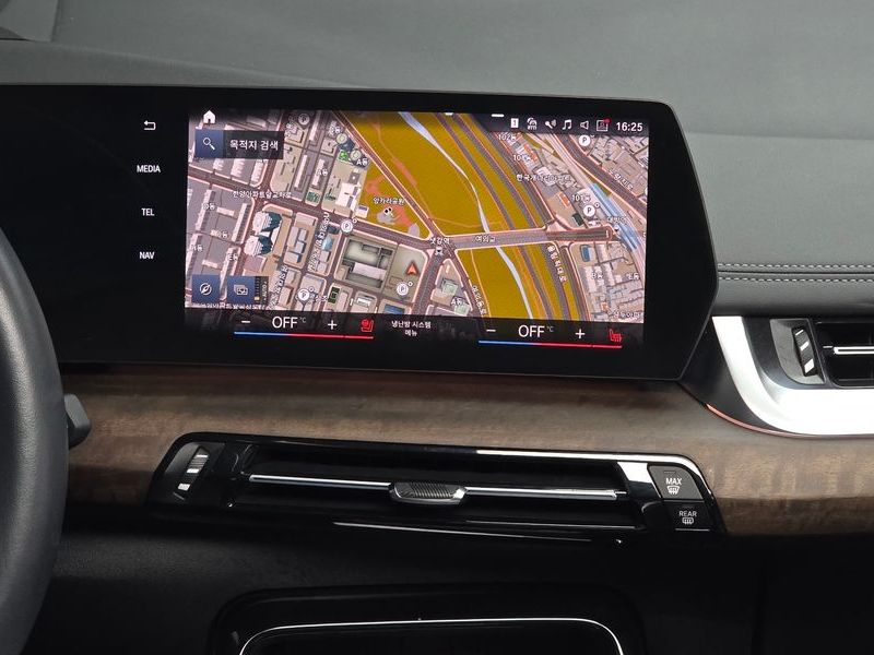 2023 BMW 2 Series 220i Luxury photo 14