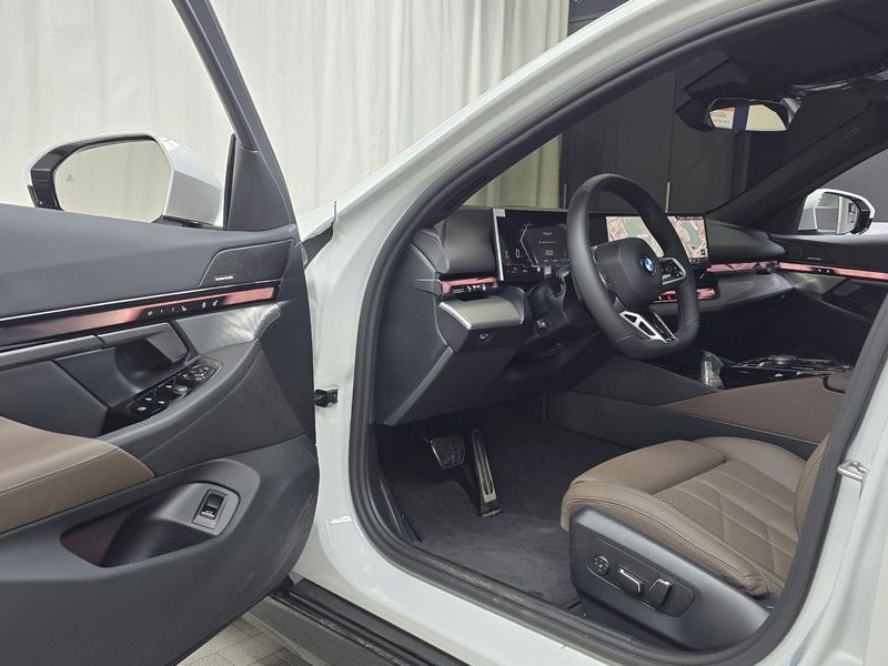 2026 BMW 5 Series 520i Special Edition photo 10