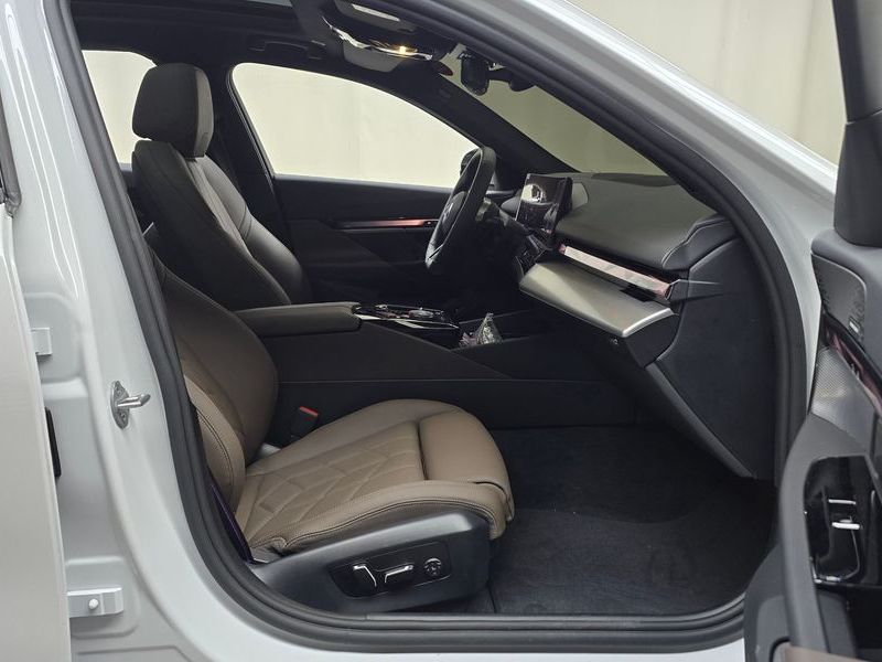 2026 BMW 5 Series 520i Special Edition photo 11
