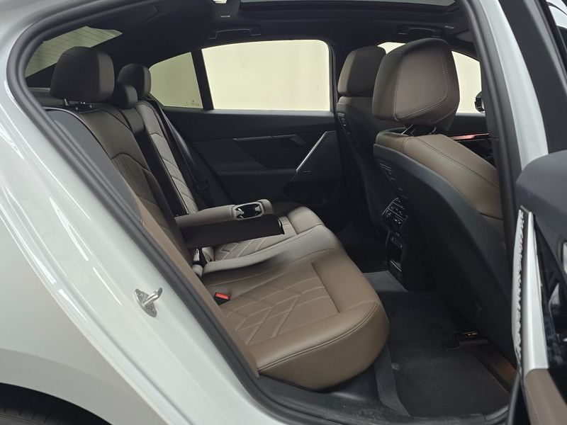 2026 BMW 5 Series 520i Special Edition photo 12