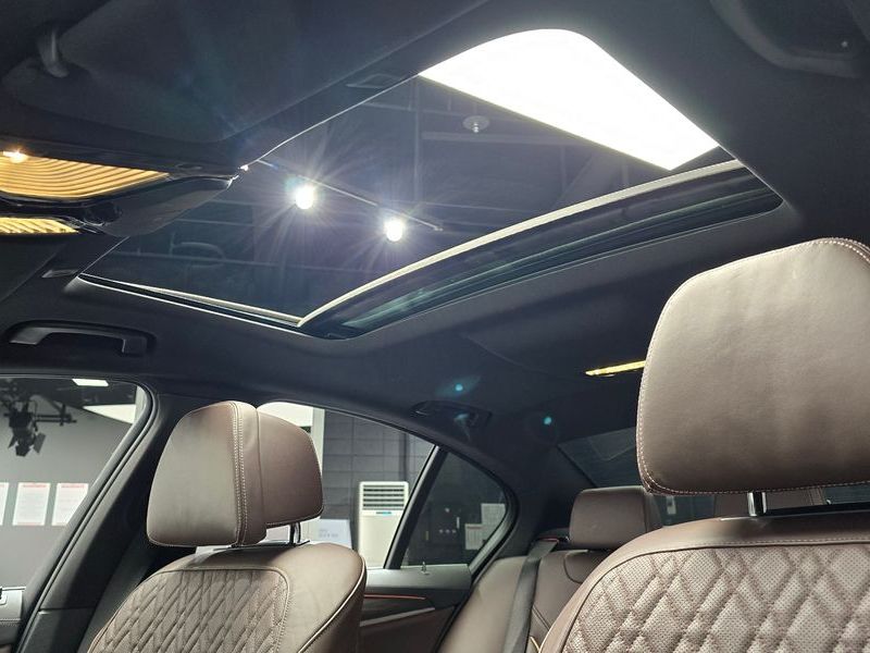 2021 BMW 5 Series 530i M Sport Package photo 19