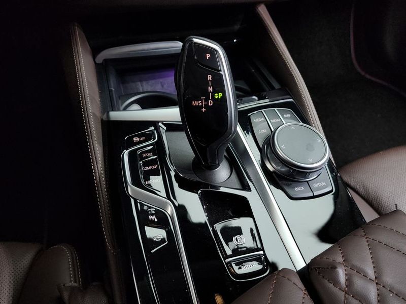 2021 BMW 5 Series 523d Luxury photo 9