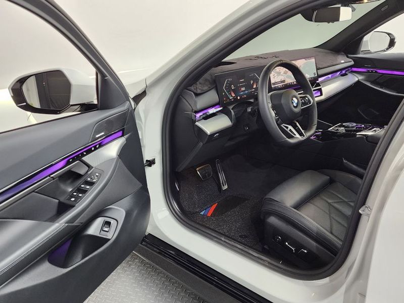 2025 BMW 5 Series 520i M Sport photo 10