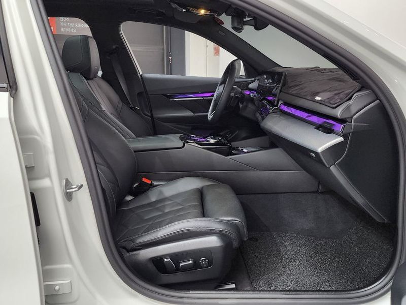 2025 BMW 5 Series 520i M Sport photo 25