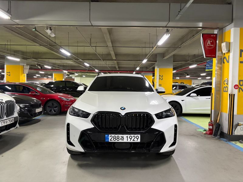 2026 BMW X6 xDrive40d M Sport Online Exclusive photo 1