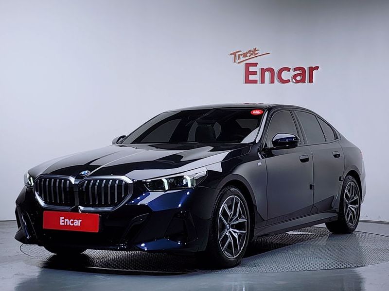 2024 BMW 5 Series 520i M Sport photo 1