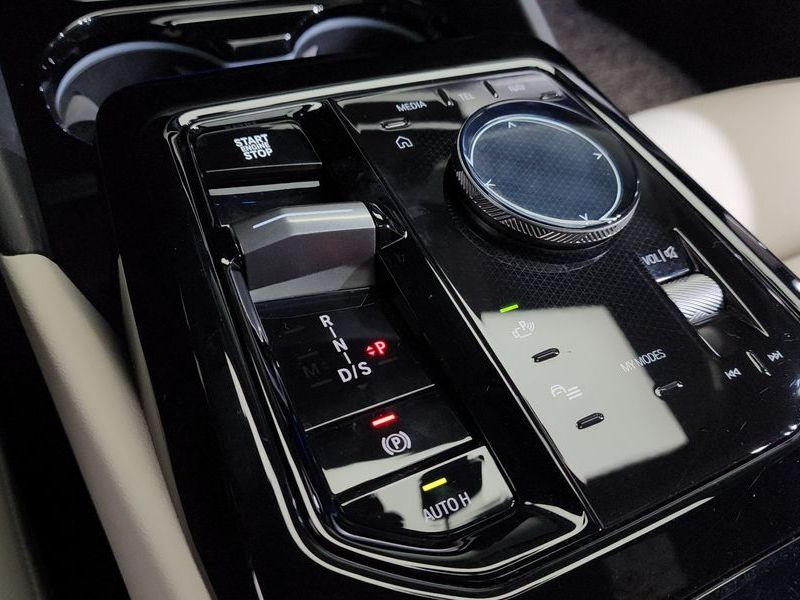 2024 BMW 5 Series 520i M Sport photo 9