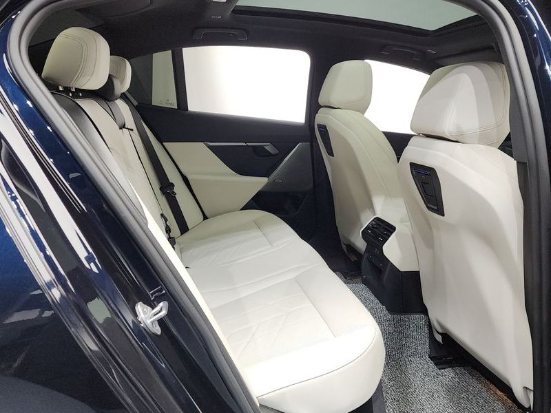 2024 BMW 5 Series 520i M Sport photo 11