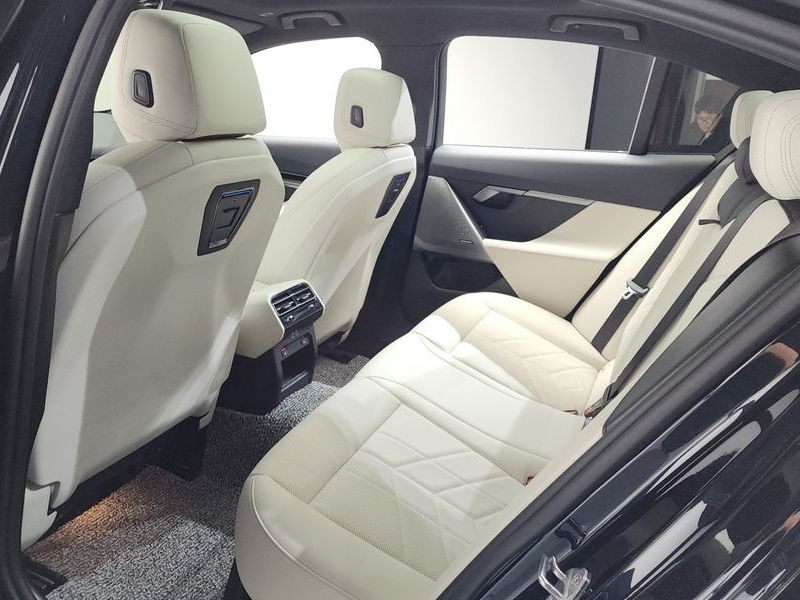 2024 BMW 5 Series 520i M Sport photo 19