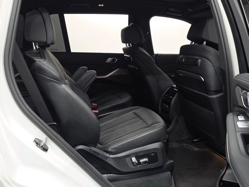 2024 BMW X7 xDrive 40i Design Pure Excellence 6-Seater photo 11
