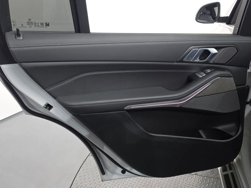 2024 BMW X7 xDrive 40i Design Pure Excellence 6-Seater photo 25