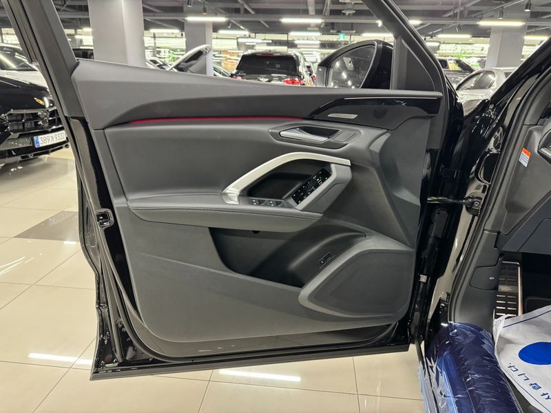 2025 Audi Q5 40 TDI Quattro S Line Black Edition photo 9