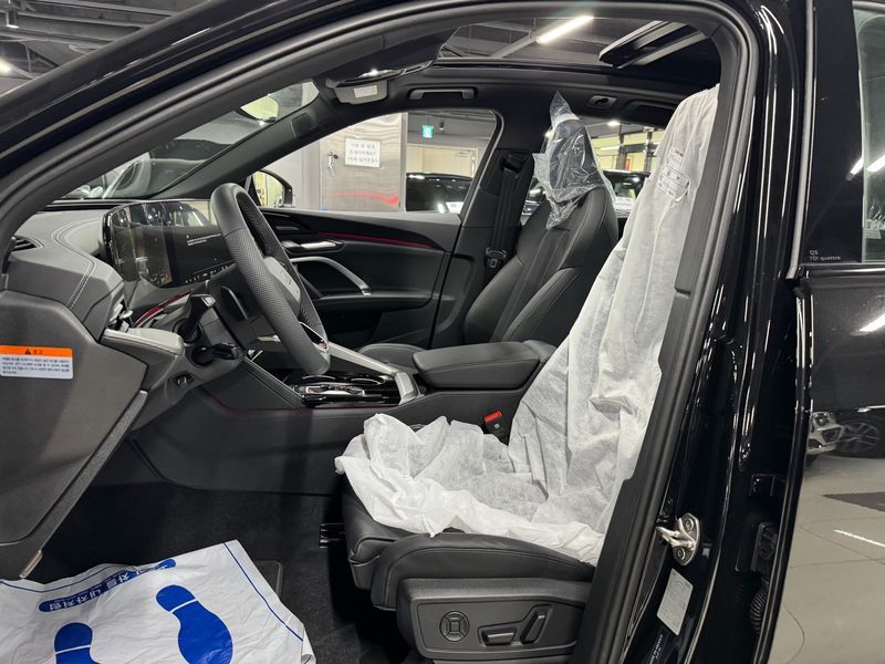 2025 Audi Q5 40 TDI Quattro S Line Black Edition photo 8