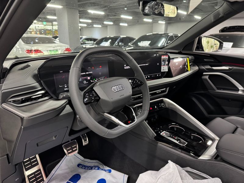 2025 Audi Q5 40 TDI Quattro S Line Black Edition photo 10