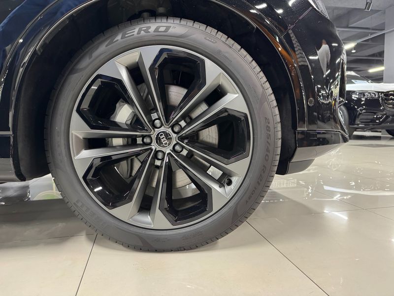 2026 Audi Q7 55 TFSI Quattro Premium photo 11