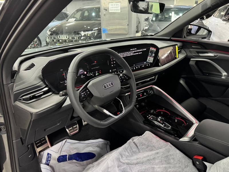 2025 Audi Q5 40 TDI Quattro S Line Black Edition photo 7