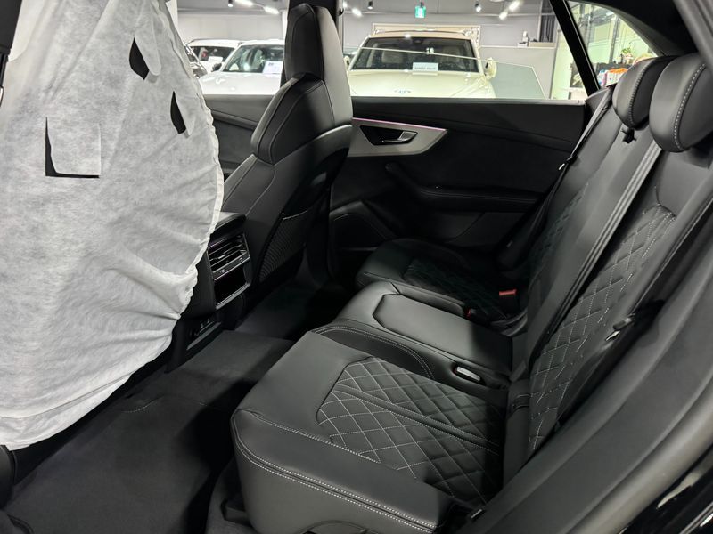 2026 Audi Q8 55 TFSI Quattro Premium photo 8