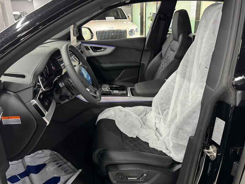 2026 Audi Q8 55 TFSI Quattro Premium photo 9