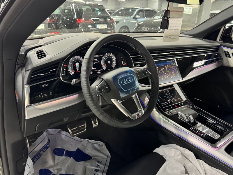 2026 Audi Q8 55 TFSI Quattro Premium photo 10