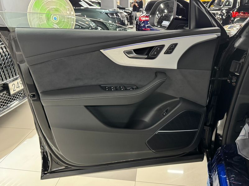 2026 Audi Q8 55 TFSI Quattro Premium photo 11