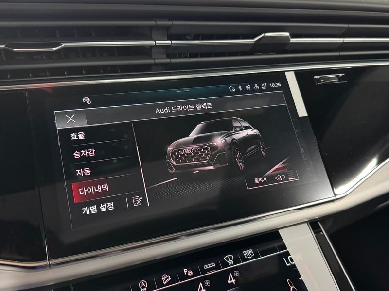 2026 Audi Q8 55 TFSI Quattro Premium photo 12