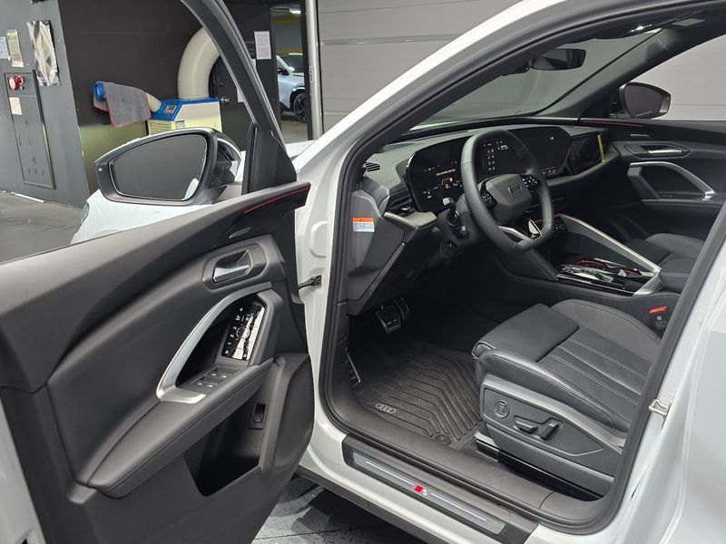 2025 Audi Q5 40 TDI Quattro S Line Black Edition photo 10