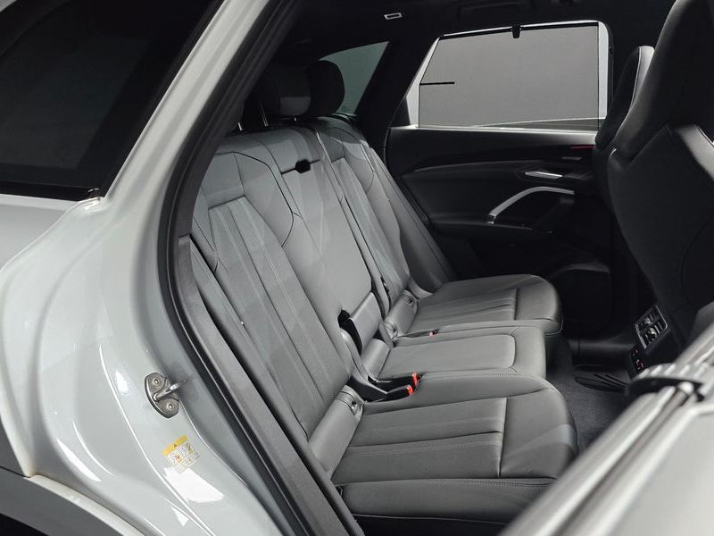 2025 Audi Q5 40 TDI Quattro S Line Black Edition photo 11