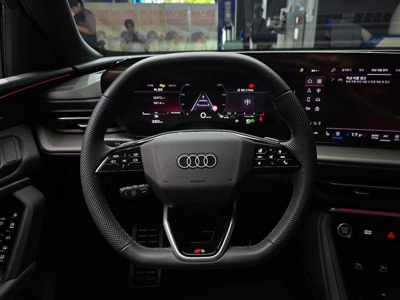 2025 Audi Q5 40 TDI Quattro S Line Black Edition photo 13