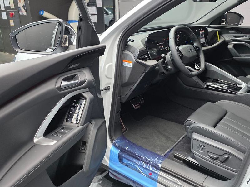 2025 Audi Q5 40 TDI Quattro S Line Black Edition photo 10