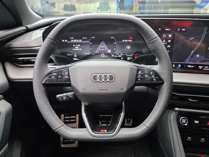 2025 Audi Q5 40 TDI Quattro S Line Black Edition photo 13