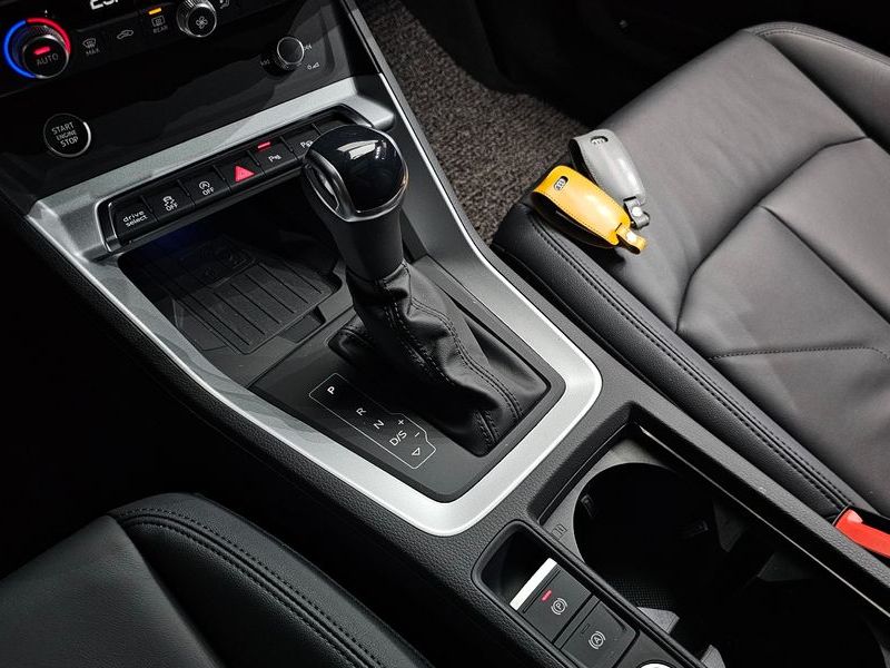 2025 Audi Q3 35 TDI Premium photo 9