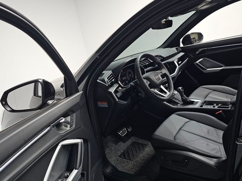 2025 Audi Q3 35 TDI Premium photo 10