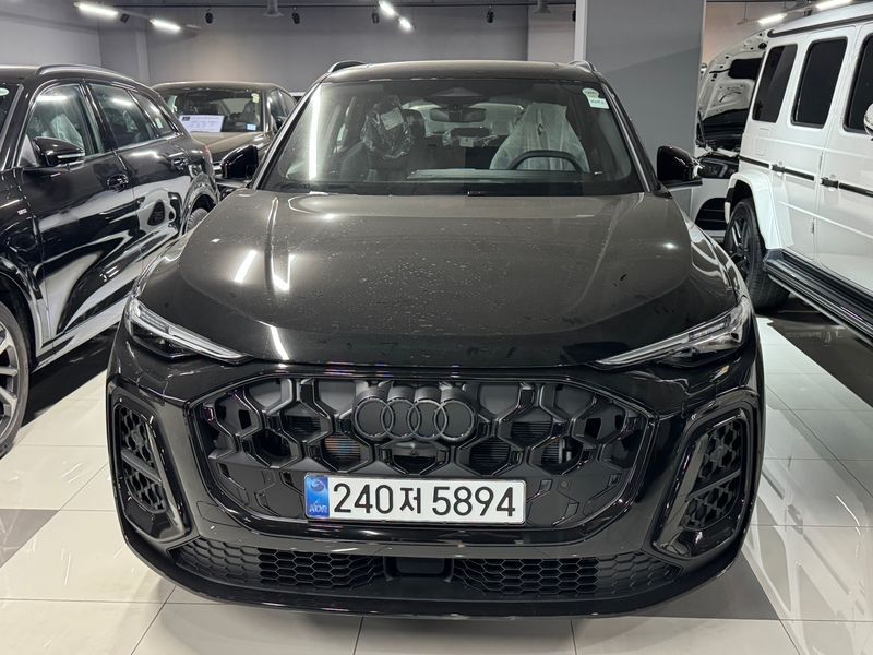 2025 Audi Q5 40 TDI Quattro S Line Black Edition photo 1