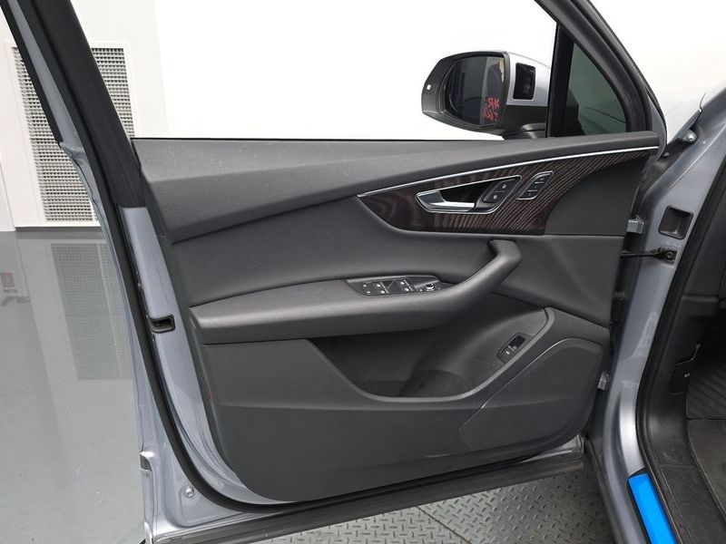 2021 Audi Q7 45 TDI Quattro Premium photo 25