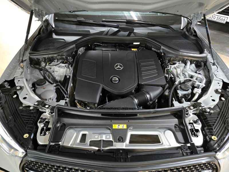 2026 Mercedes-Benz C-Class GLC300 4MATIC AMG Line photo 8