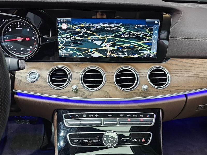 2018 Mercedes-Benz E-Class E220d 4MATIC Exclusive photo 12