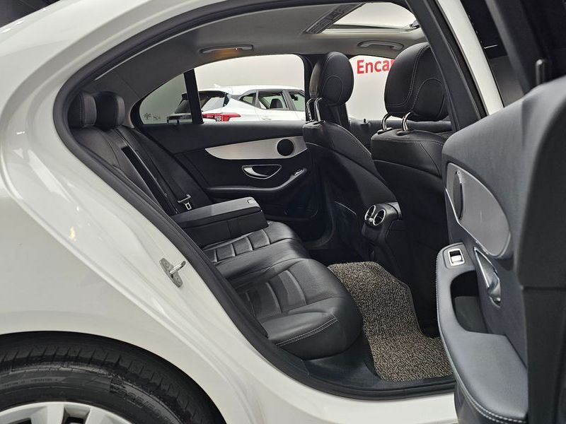 2020 Mercedes-Benz C-Class C200 Avantgarde photo 11