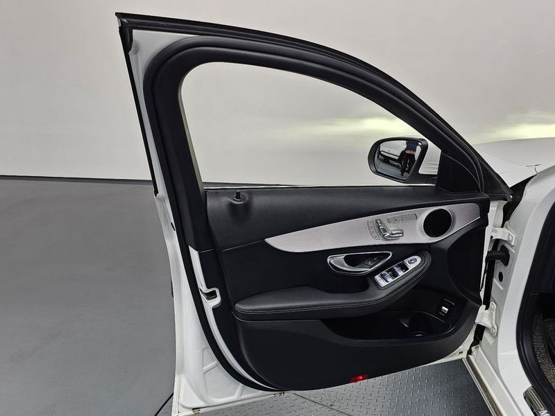 2020 Mercedes-Benz C-Class C200 Avantgarde photo 24