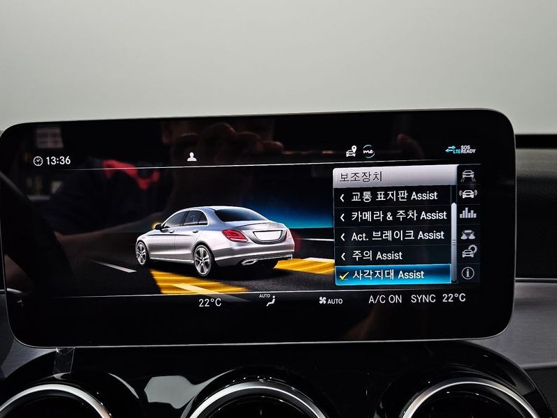 2020 Mercedes-Benz C-Class C200 Avantgarde photo 29
