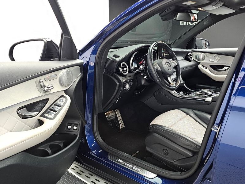 2018 Mercedes-Benz C-Class GLC350e 4MATIC AMG Line photo 10
