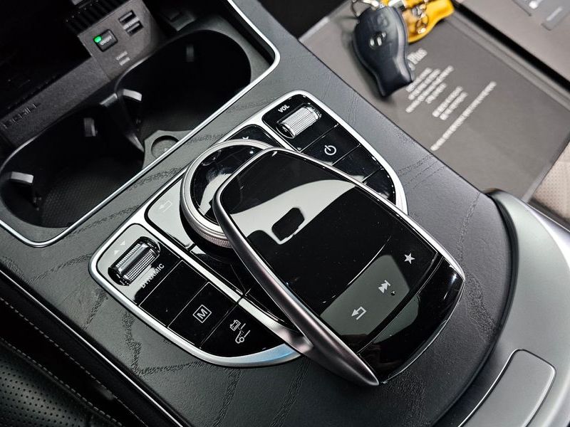 2018 Mercedes-Benz C-Class GLC350e 4MATIC AMG Line photo 30