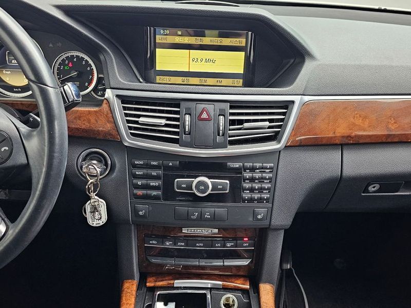 2012 Mercedes-Benz E-Class E300 Elegance photo 13
