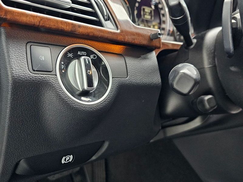 2012 Mercedes-Benz E-Class E300 Elegance photo 17